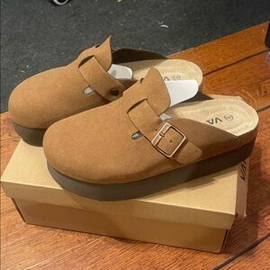 VAYFIO - Brown Suede Buckle Clogs